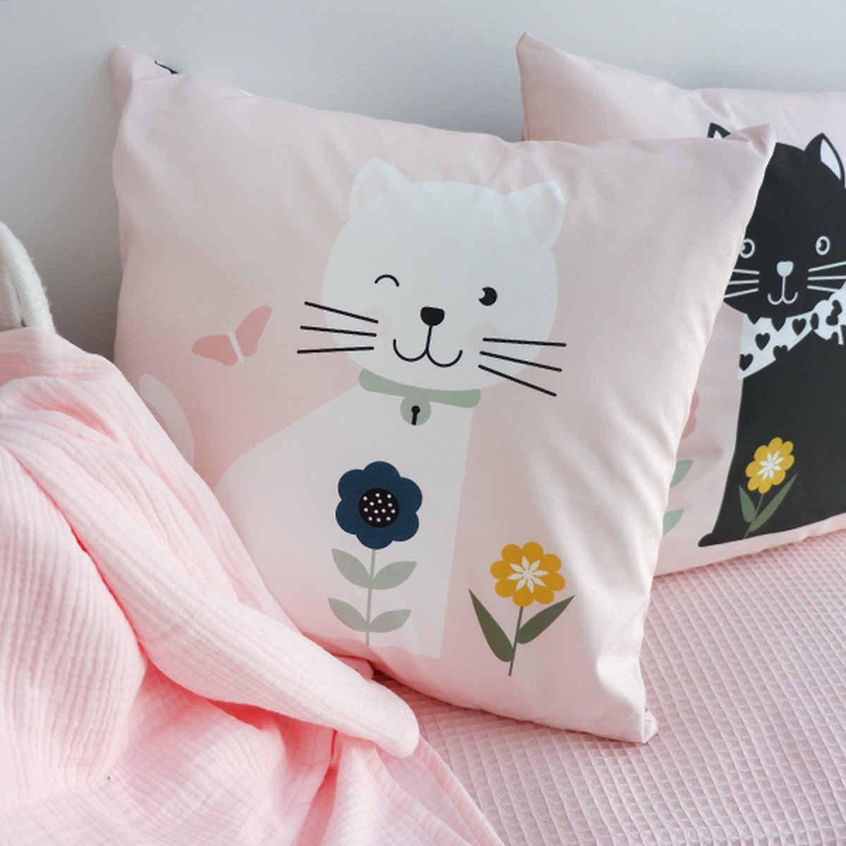 Sierkussen Poesje wit 40x40 tweezijdig roze met rits inclusief vulling voor kinderkamer