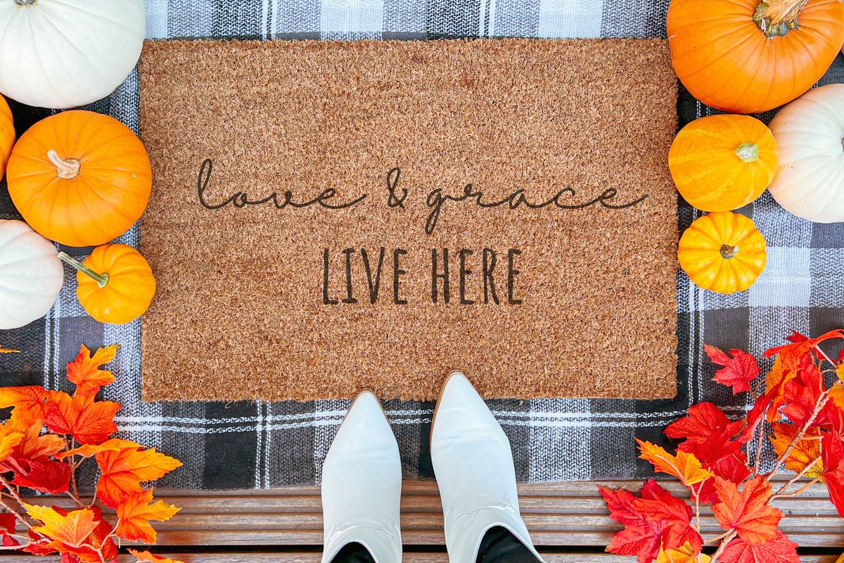 Laser Point Love And Grace Live Here | 90x60 cm | Nieuwe huis cadeau | Ingangsmat | Deurmat met stijl | Verhuizing cadeau | Praktisch & trendy | Perfect voor binnenkomst | Cadeau voor nieuwe woning Bruin | Zwart (Gravering 90x60)