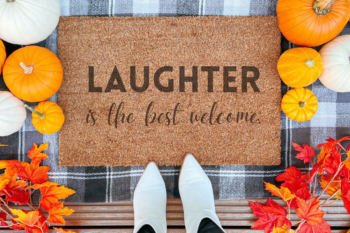 Laser-Point Laughter Is The Best Welcome | 90x60 cm | Nieuwe huis cadeau | Ingangsmat | Deurmat met stijl | Verhuizing cadeau | Praktisch & trendy | Perfect voor binnenkomst | Cadeau voor nieuwe woning Bruin | Zwart (Gravering 90x60)