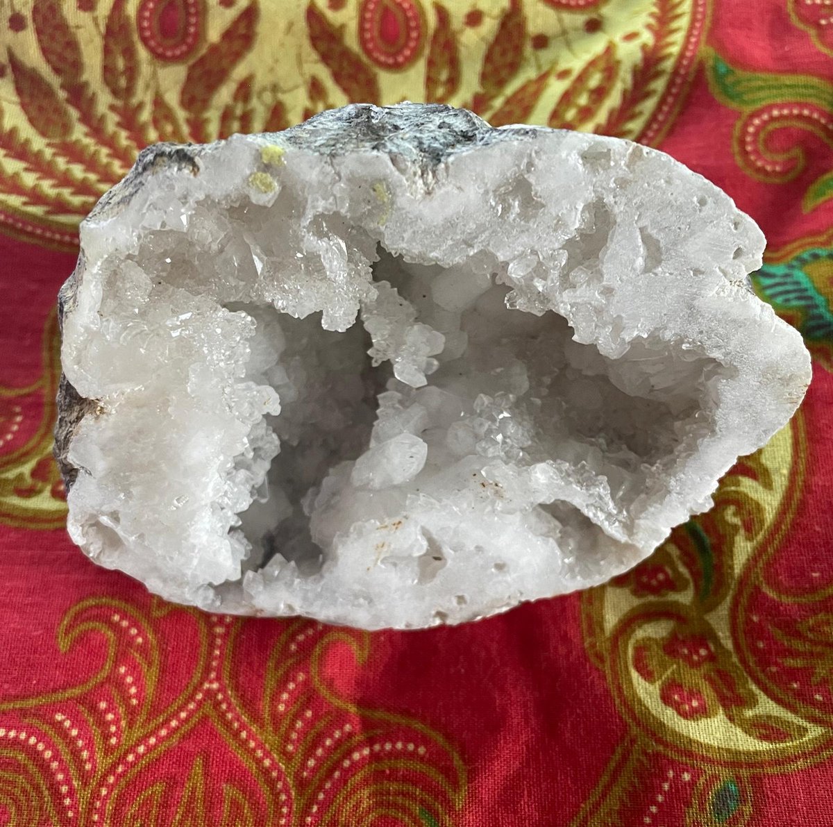 Geode Edelstenen - Bergkristal 9cm-circa 300 gram - Zuivering, vitaliseren en versterken - Edelstenen en mineralen - Rust, Reinheid en Harmonie