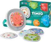 TIMIO speler en 5 discs op tafel, met de verpakking op de achtergrond. De disc in de speler toont muzikanten en dieren.