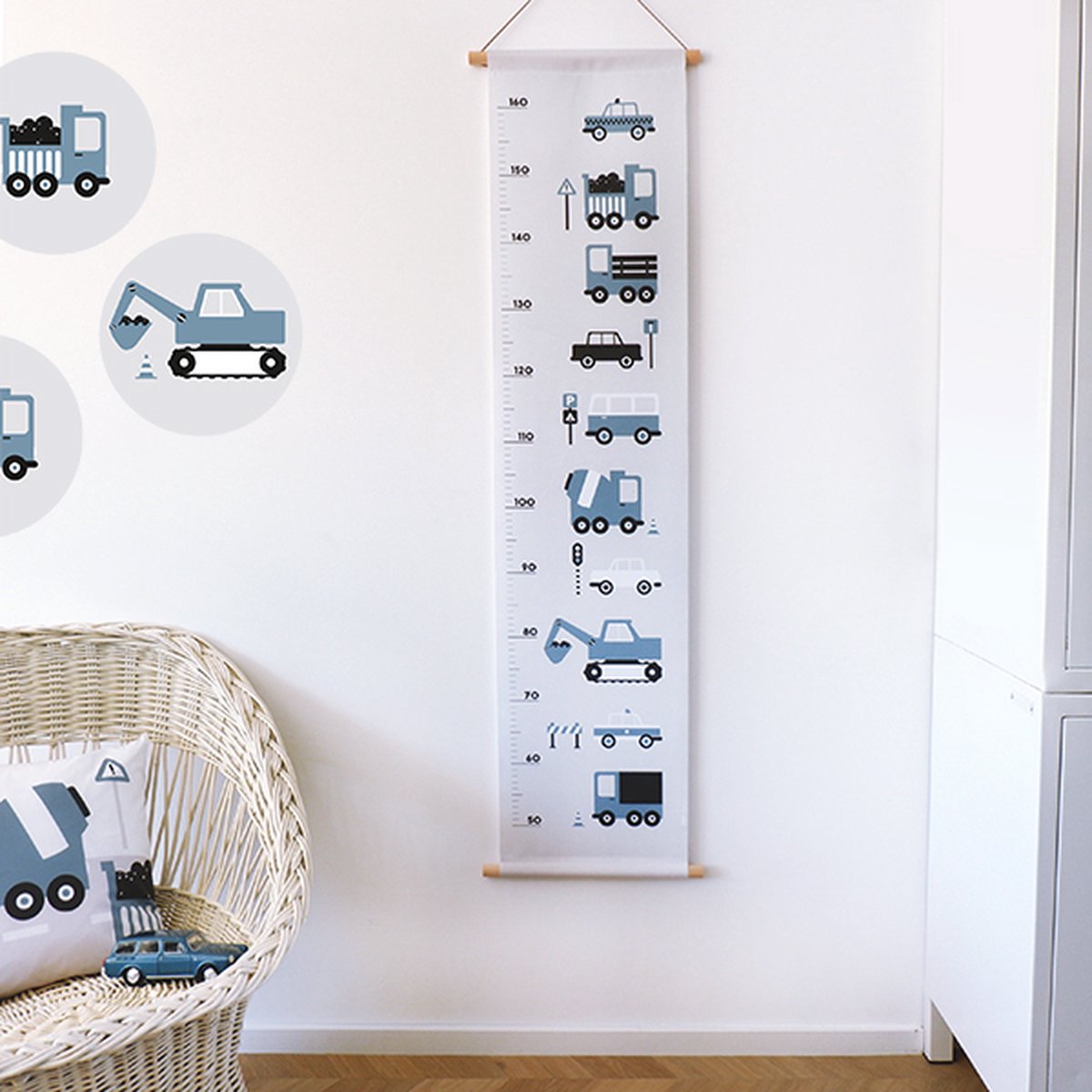 Groeimeter Voertuigen jeans blauw 30cm x 130cm - groeimeter - babykameraccessoire - katoen - voertuigen - graafmachine - vrachtwagen - auto - blauw - babykamer - jongenskamer - muurdecoratie - stokken - lederlook touwtje
