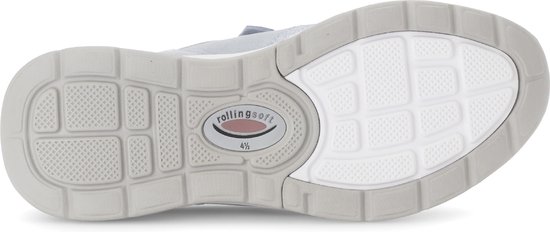 Onderkant van een lichtblauwe Gabor sneaker met witte en grijze zolen.