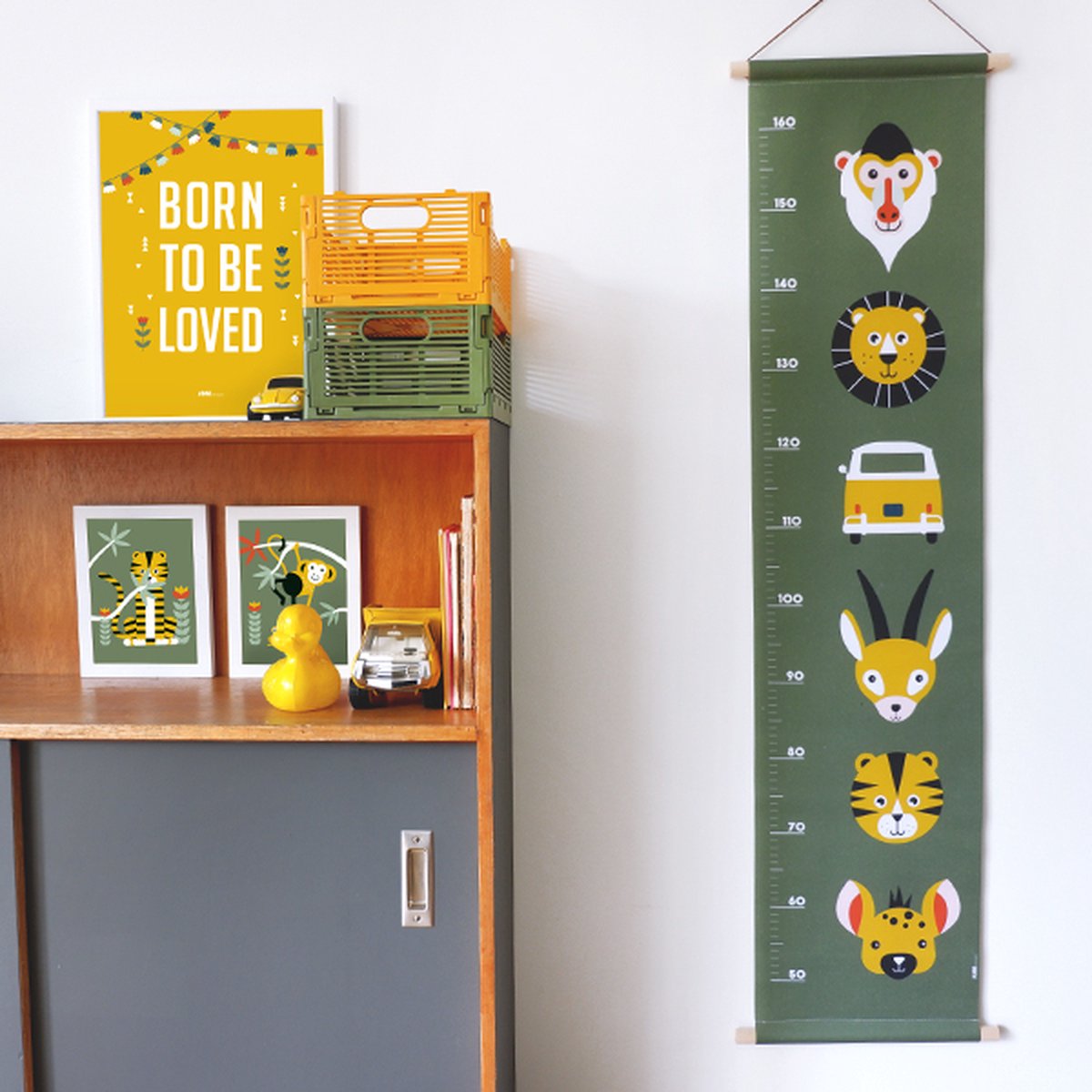 Groeimeter Safari olijf groen 30cm x 130cm - groeimeter - babykameraccessoire - katoen – oerwoud – jungle – groen – dieren – baviaan – leeuw – bus – tijger -hyena – gazelle - babykamer - jongenskamer - muurdecoratie - stokken - lederlook touwtje