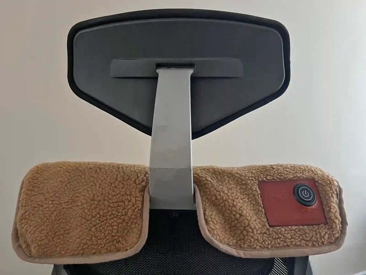 Nikki Amsterdam | The.Seat Pad | Warmtedeken | Stoelverwarmer | Duurzaam & Draadloos | Infrarood warmtedeken | Bureaustoelkleed | 135 x 45 cm | Woolly | Taupe | Bruin | Beige | Binnen en Buiten | Incl. Powerbank (16000mAh) | Gebruiksduur: tot 12 uur – foto 6