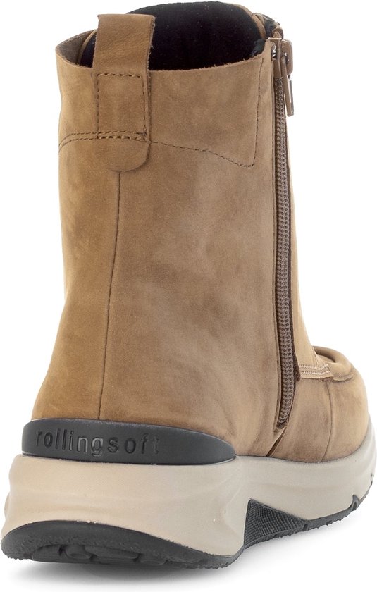 Achterkant van een bruine hoge veterschoen met rits, veters en witte zool.
