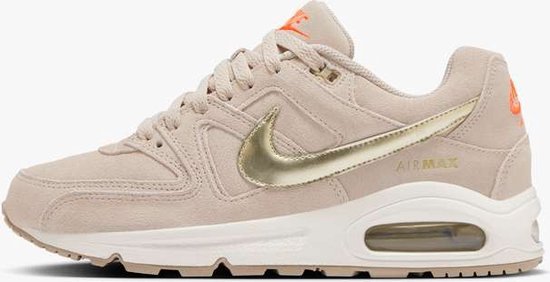 Beige Nike Air Max Command PRM sneaker met gouden Nike swoosh, oranje Nike Air logo op de hiel en tong, en Air unit.