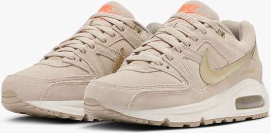 Paar beige Nike Air Max Command PRM sneakers met gouden Nike swoosh, oranje Nike Air logo op de tong en Air unit.