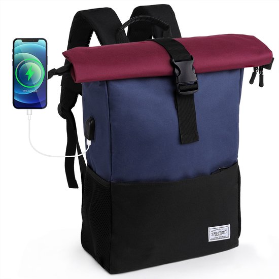 Driekleurige rugzak (blauw, bordeaux, zwart) met gesloten klep en gesp. Telefoon laadt op via USB-poort.