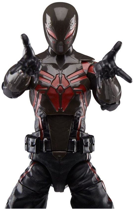 Close-up van een actiefiguur in zwart Spider-Man kostuum met rode spinnenwebdetails op de borst.