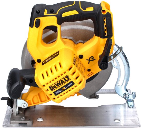 Gele en zwarte DeWalt cirkelzaag met 184mm zaagblad. Zilverkleurige metalen voetplaat.
