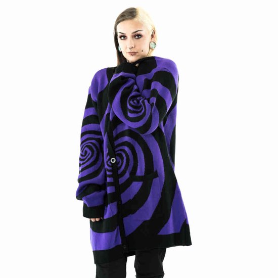 Model met paarse en zwarte spiraal cardigan.