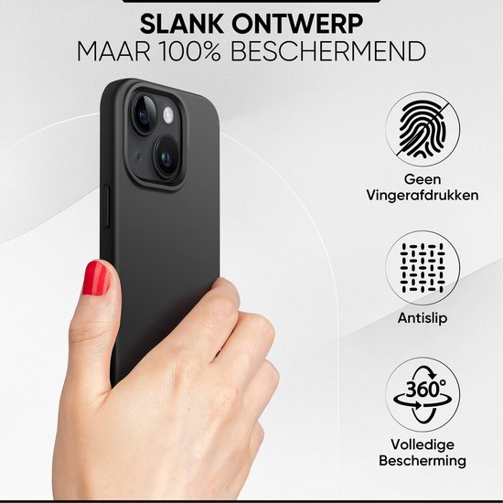 Hand met rode nagellak houdt een slanke, zwarte iPhone 13/14 hoes vast. Iconen tonen anti-vingerafdruk, antislip en 360° bescherming.