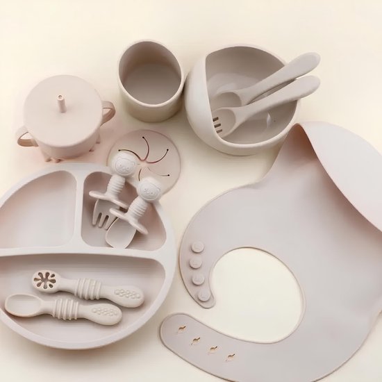 12-delig Siliconen Voedingsset voor Kinderen – Kinderservies - Baby servies - Baby eetset - Zuigkom - Eetlepel - verdeelde bord, vork & sippy cup met verstelbare slab – Zelfvoeding – Beige – Vaatwasser- Ovenbestendig – BPA-vrij