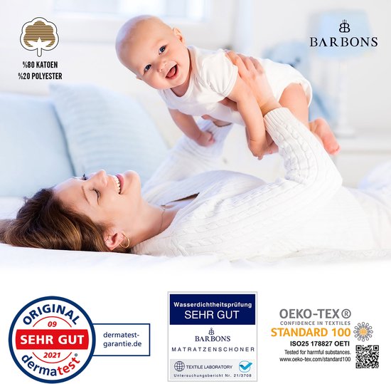 Vrolijke baby wordt opgetild door een moeder op een wit bed. Logo BARBONS.