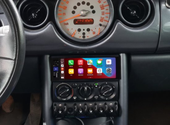 Touchscreen autoradio met apps zoals muziek, telefoon en navigatie, gemonteerd in een auto dashboard.