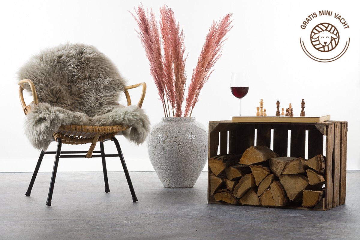 Taupe kleurige schapenvacht - Kleine taupe schaapsvacht - Schapenvel stoel bank decoratief - Decoratieve vachtje aankleding - velletje tafel