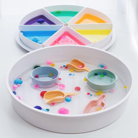 Wit dienblad met een diepe schaal gevuld met blauw gekleurde rijst, kleine houten bakjes en schepjes.