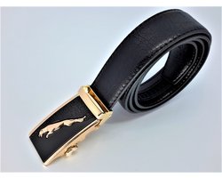 RR14-RB20.21*120 : Leren riem zwart, krokodillenpatroon L120cm, H38mm, D4mm met goudkleurige automatische buckle Poema RR14-RB20.21*120 : Leren riem zwart, krokodillenpatroon L120cm, H38mm, D4mm met goudkleurige automatische buckle Poema