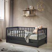 Petite Amélie Peuterbed 140x70 cm - Zwarte Kinderbed - Creëer een Veilige & Stijlvolle Slaapomgeving - Voor Kleintjes die Hun Ledikant Ontgroeid Zijn - Plume Collectie