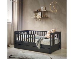 Petite Amélie Peuterbed Plume – 70x140 cm – Zwart – Inclusief Lattenbodem & Anti-Val Barrière – Flexibel zijhekje