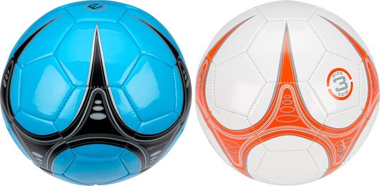 Twee voetballen: één blauwe met zwart en zilver design, één witte met oranje en zilver design. Beide maat 3.