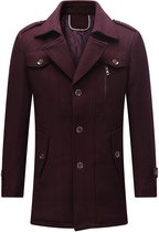 Bordeauxrode wollen herenparka met een kraag, revers en schouderdetails. De jas heeft knopen en ritsvakken.