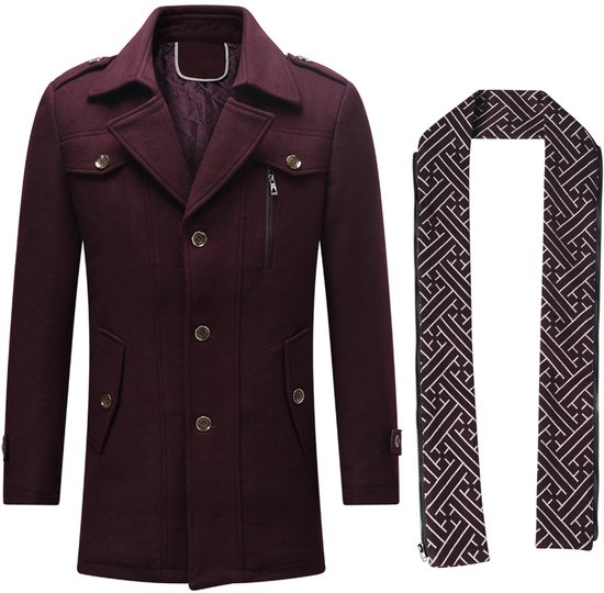 Bordeauxrode wollen herenparka en een bijpassende sjaal met geometrisch patroon, met ritssluiting.