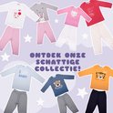Collage van verschillende baby pyjama's met prints van dieren en tekst.