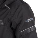Zwarte motorjas, detail van de schouder met DXR-logo en reflecterende accenten.