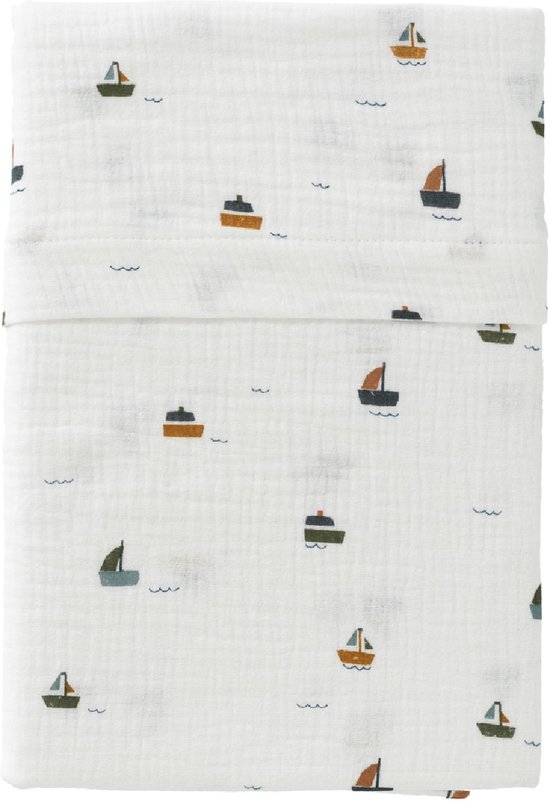 Wiegdeken met een patroon van gekleurde bootjes op een witte achtergrond.