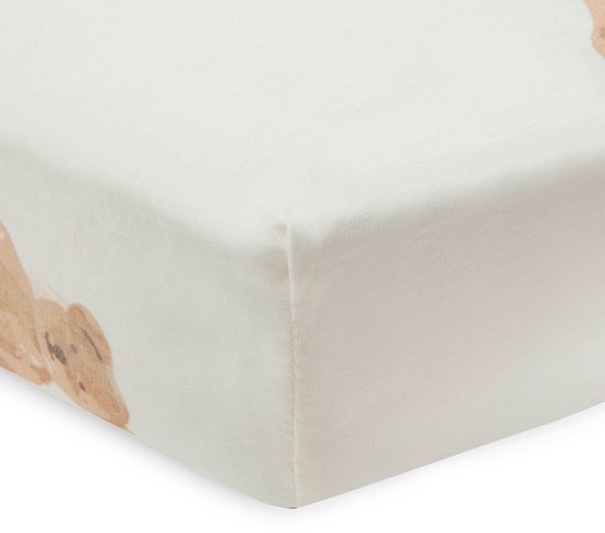 Crème hoeslaken met een zandkleurige teddybeer print, detail van de hoek.