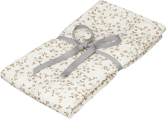Gevouwen witte mousseline doek met gebroken wit bloemenpatroon, vastgebonden met een grijs lint.