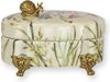 Boîte à bijoux en porcelaine avec escargot et pieds en laiton, décorée de fleurs et de verdure.