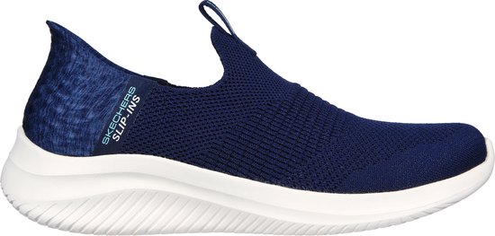 Zijaanzicht van een marineblauwe slip-on sneaker van gebreid materiaal met witte zool en "SKECHERS SLIP-INS" opdruk.