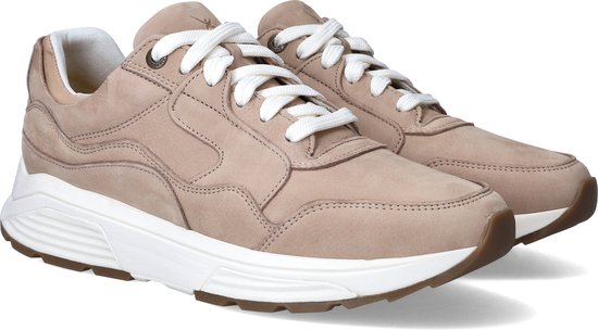 Lichtbruine leren sneakers met witte veters en witte zool.