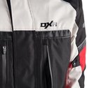 Zwarte, lichtgrijze en rode motorjas met DXR-logo en mesh details.