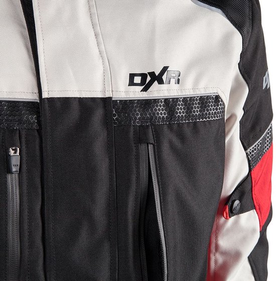 Zwarte, lichtgrijze en rode motorjas met DXR-logo en mesh details.