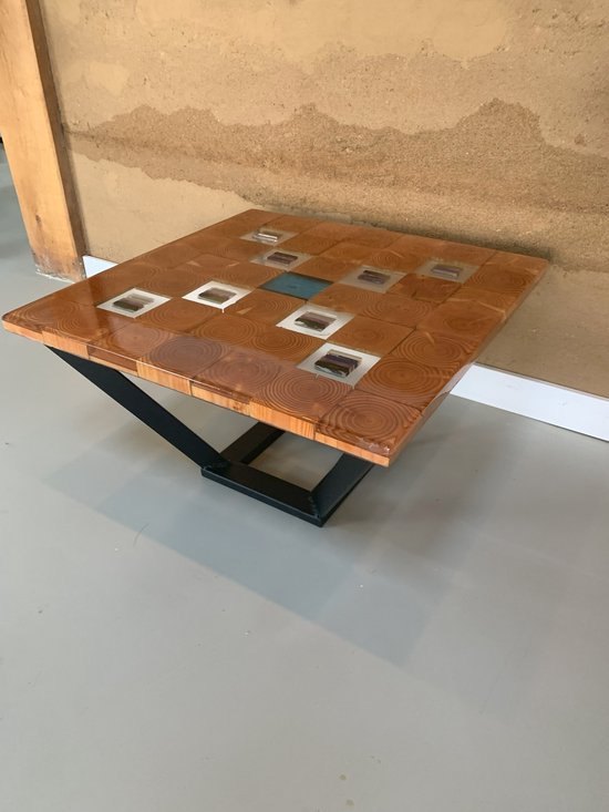 salontafel - Douglas squares in transparante epoxy zwart stalen onderstel