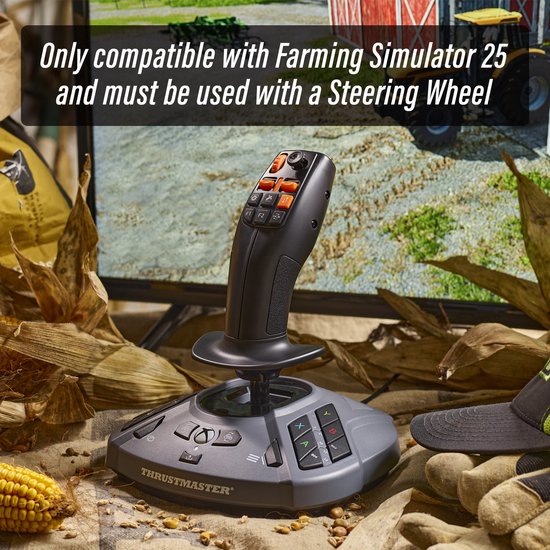 Zwarte Thrustmaster SimTask Farmstick met oranje knoppen en grijze basis, naast een tv met Farming Simulator 25.