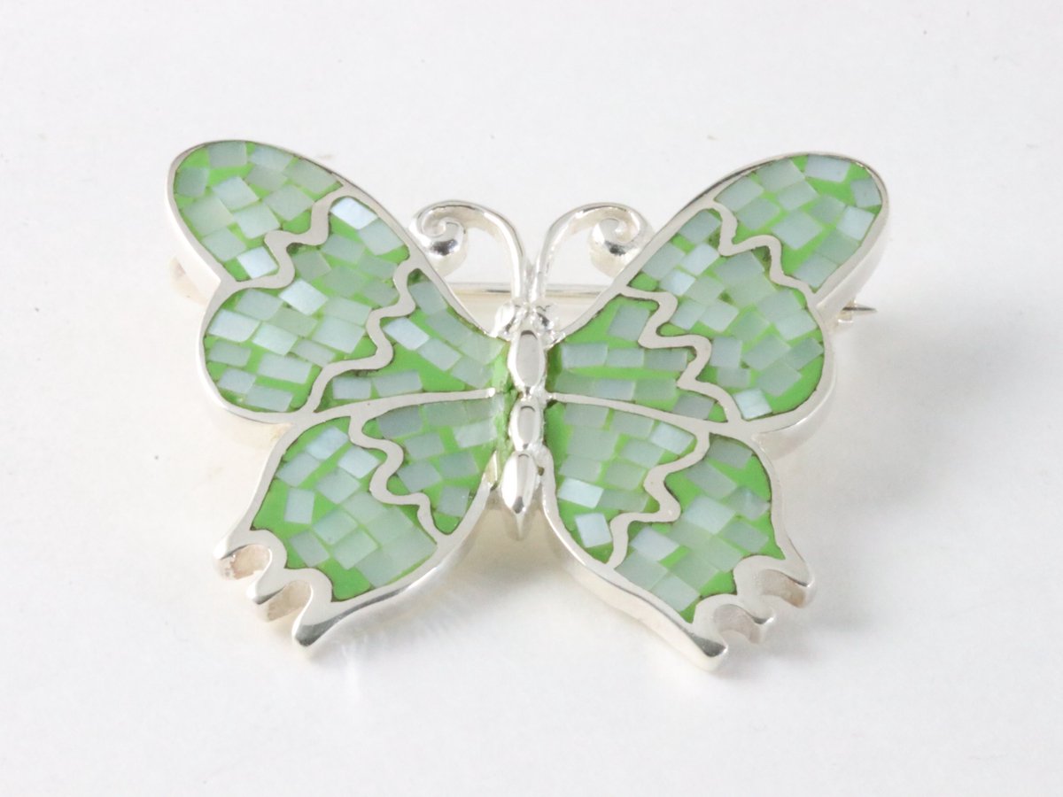 Zilveren vlinder broche met groene parelmoer