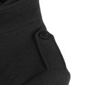 Detail van zwarte wollen jas met knoop en epauletdetails op de schouder.