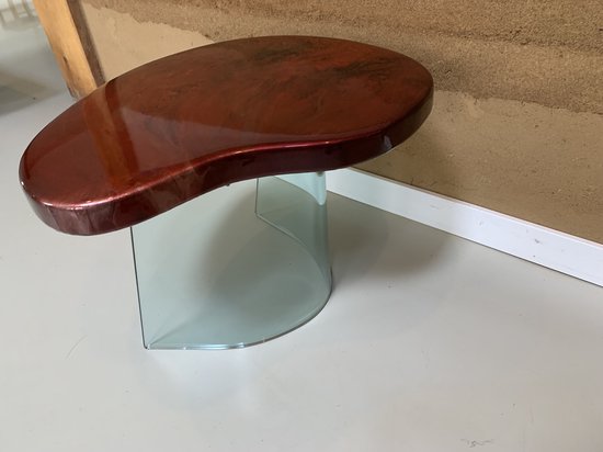 bijzettafel / kunstobject - marmer van rode epoxy op glazenonderstel