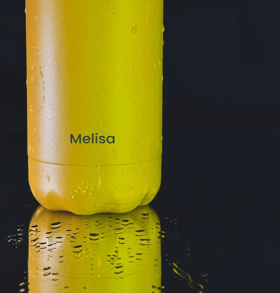 Gedetailleerde close-up van de gele en oranje ombre RVS drinkfles, bedekt met waterdruppels.