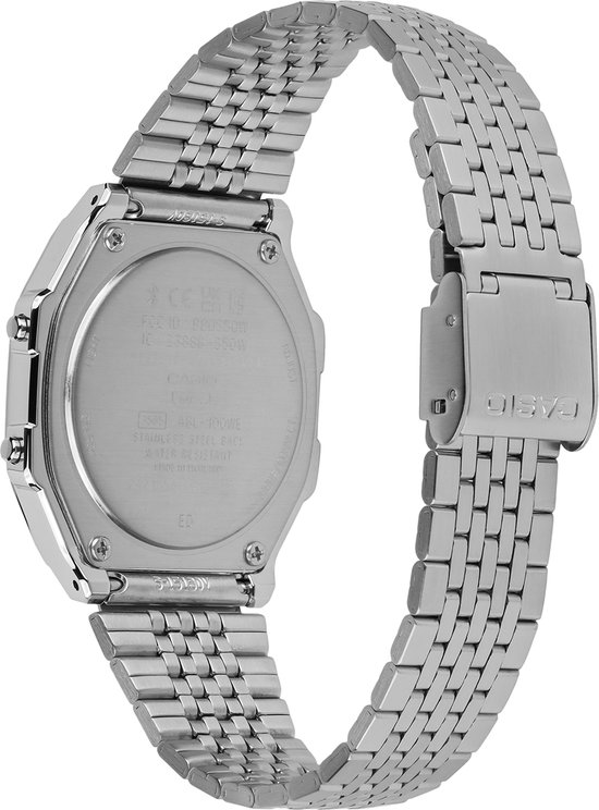 Achterkant van een zilverkleurig Casio horloge met metalen band, waarop specificaties staan vermeld.