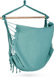 Lege turquoise hangstoel met franjes en houten spreidstok, geïsoleerd op witte achtergrond.