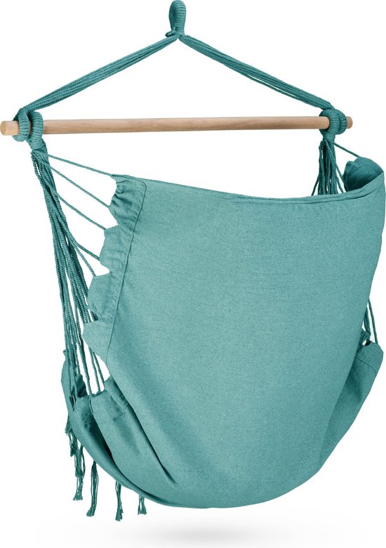 Lege turquoise hangstoel met franjes en houten spreidstok, geïsoleerd op witte achtergrond.