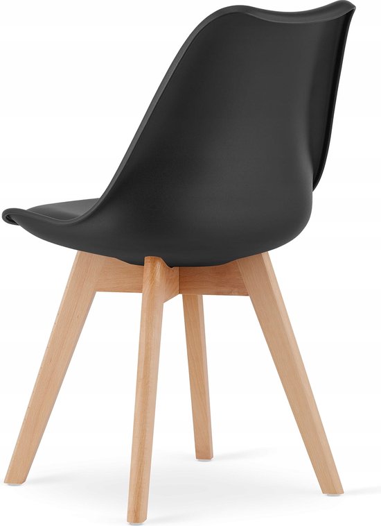 Zwarte stoel met houten poten, gezien vanaf de achterkant.