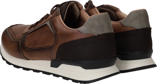Achterkant van bruine leren Rieker sneakers met donkerbruine en grijze accenten op de zool.