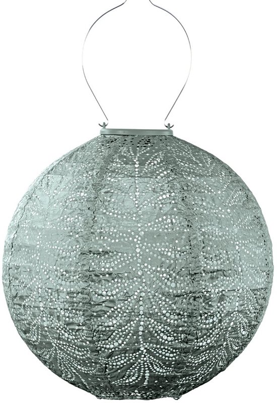 Lichtgrijze, ronde lampion met een gestanst zilverkleurig bladerpatroon.